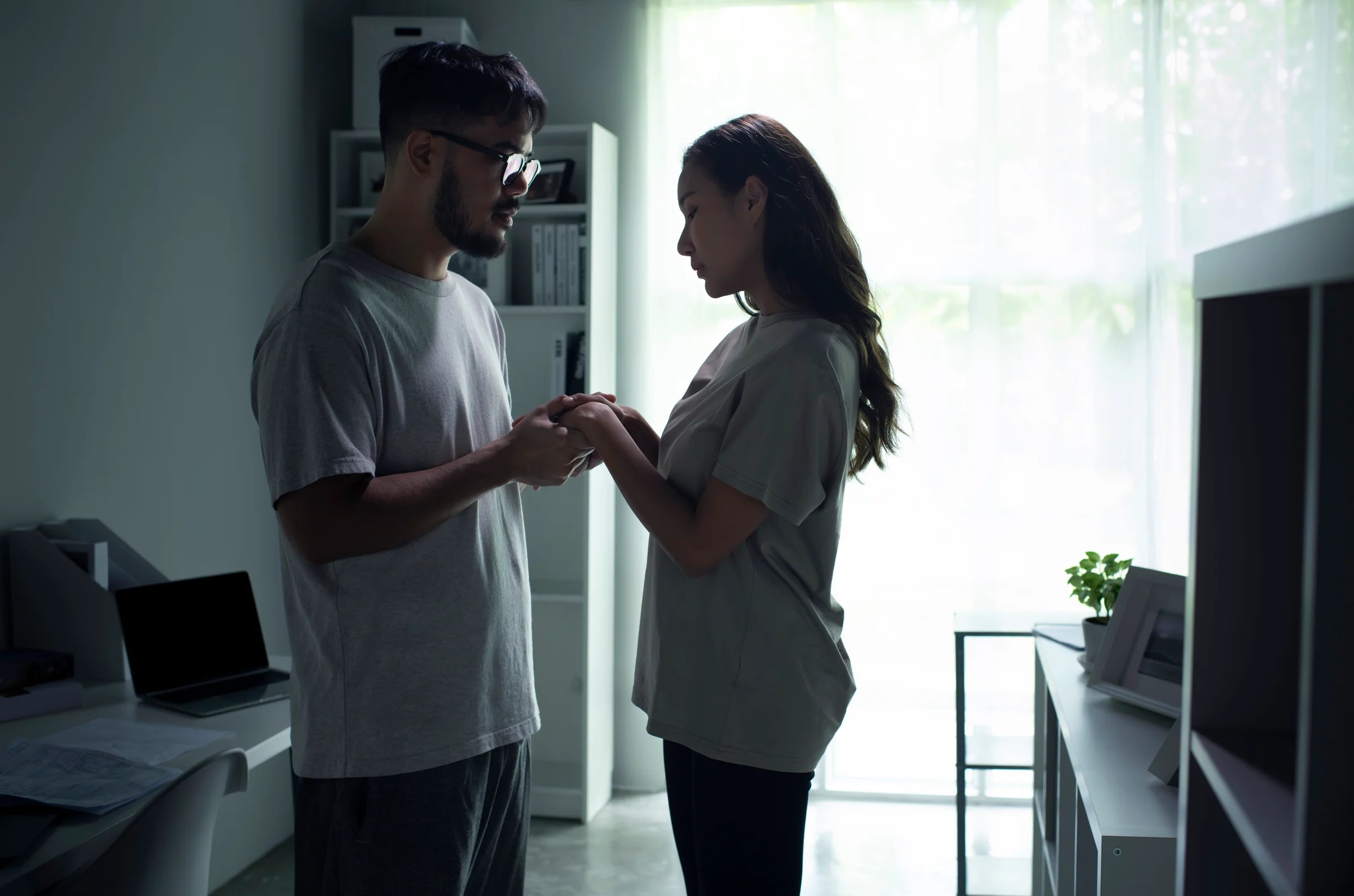 couple apologizing and rebuilding emotional connection in a relationship