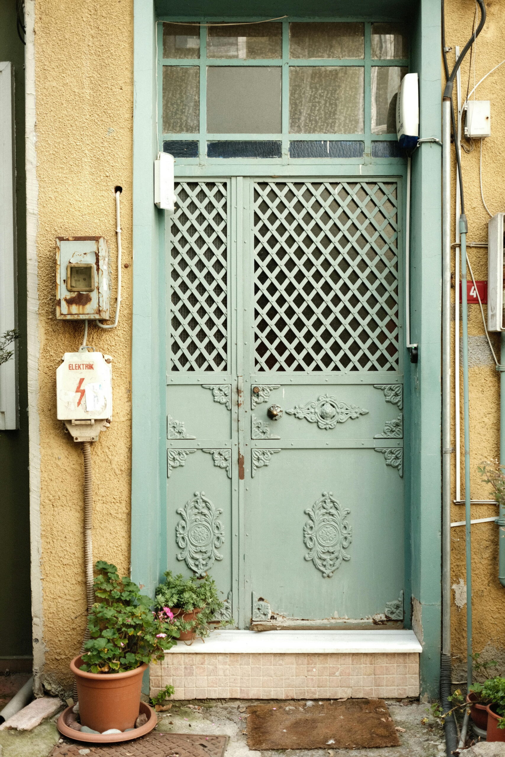 Atlas adhesive vs CT 84 comparison on decorative green metal door with external rendering finish