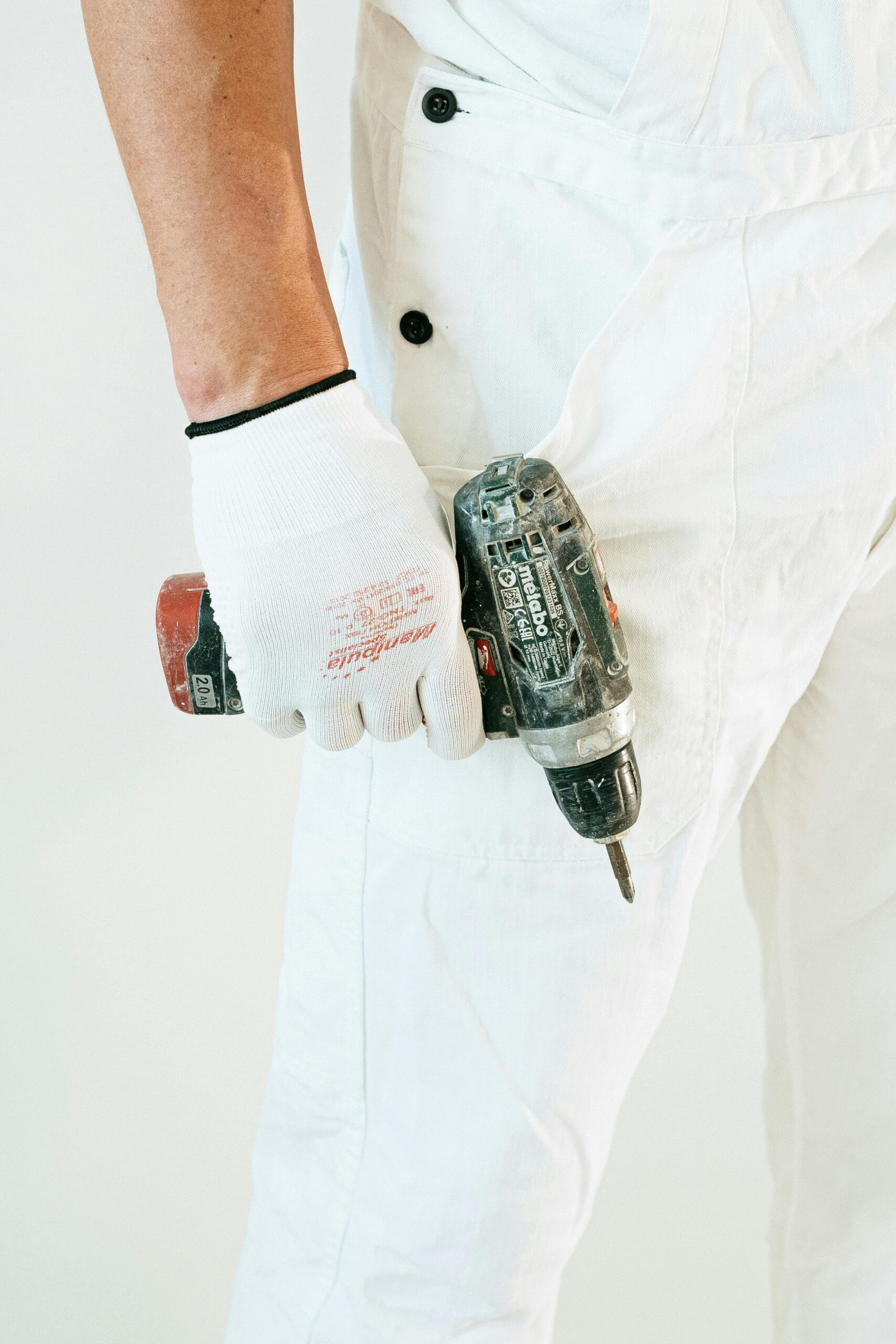 Starter track alignment tips: professional worker using drill to ensure precise installation for external rendering systems