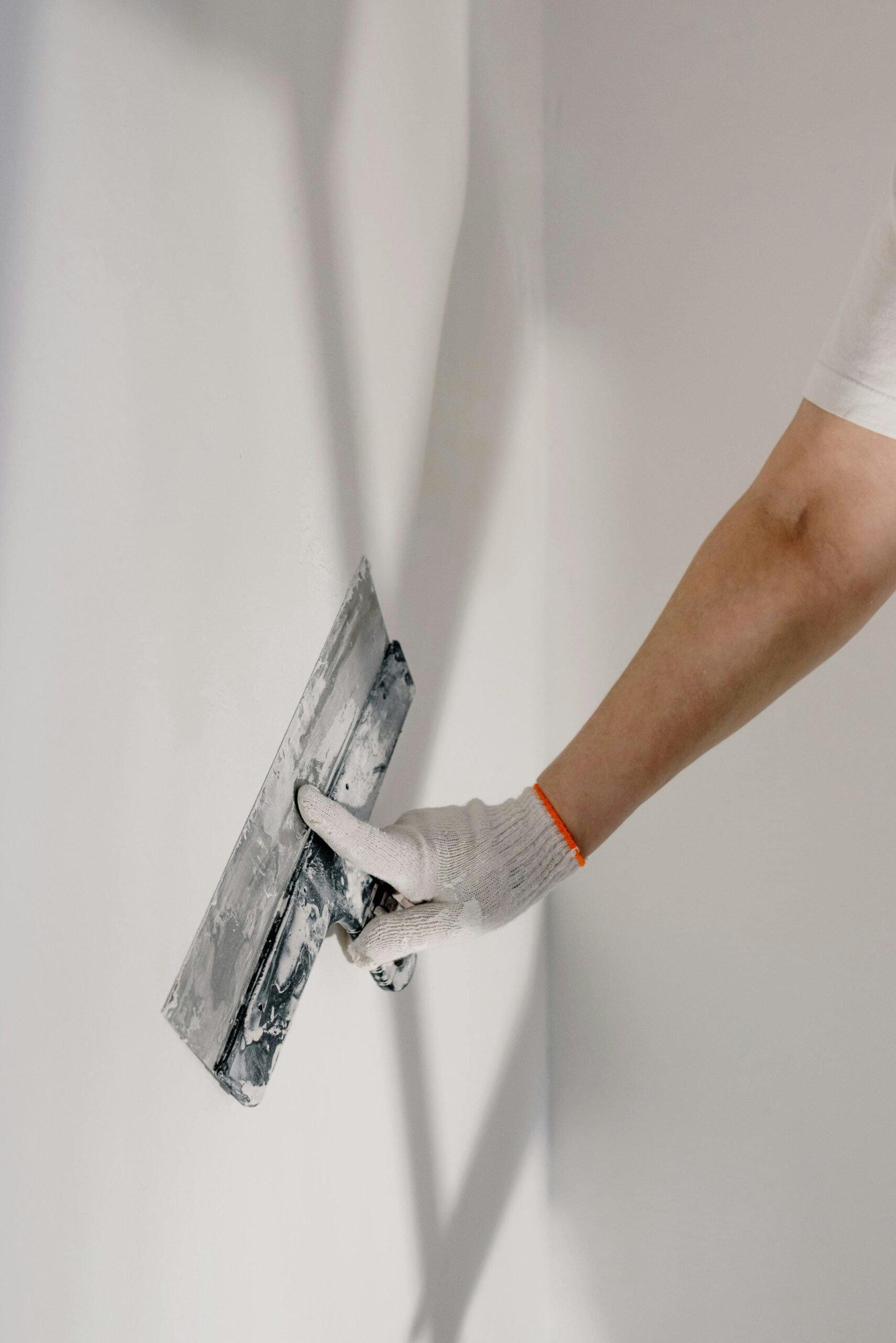Worker applying external wall insulation render to prevent common EWI installation mistakes