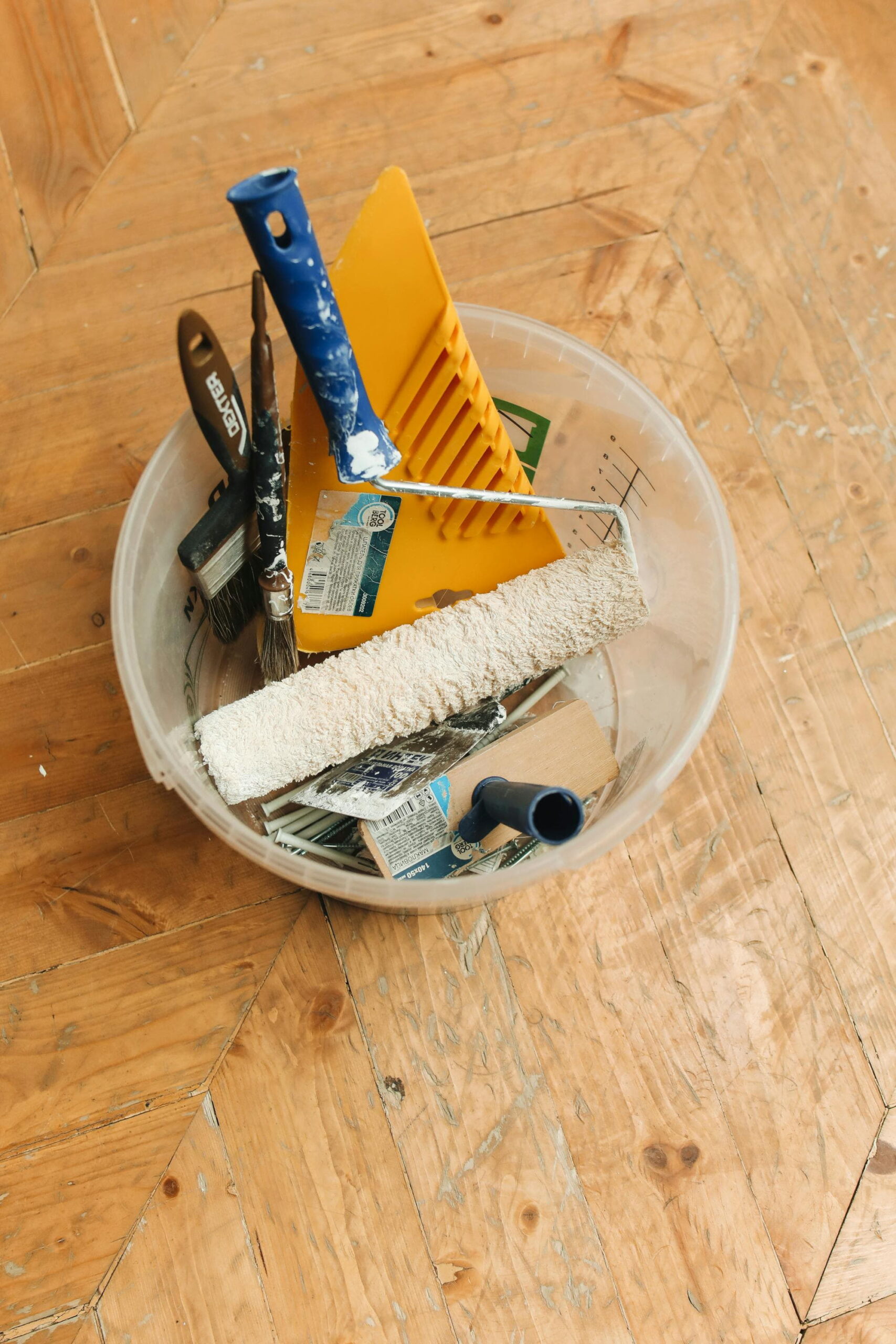 Bucket of rendering tools demonstrating how to apply monocouche render