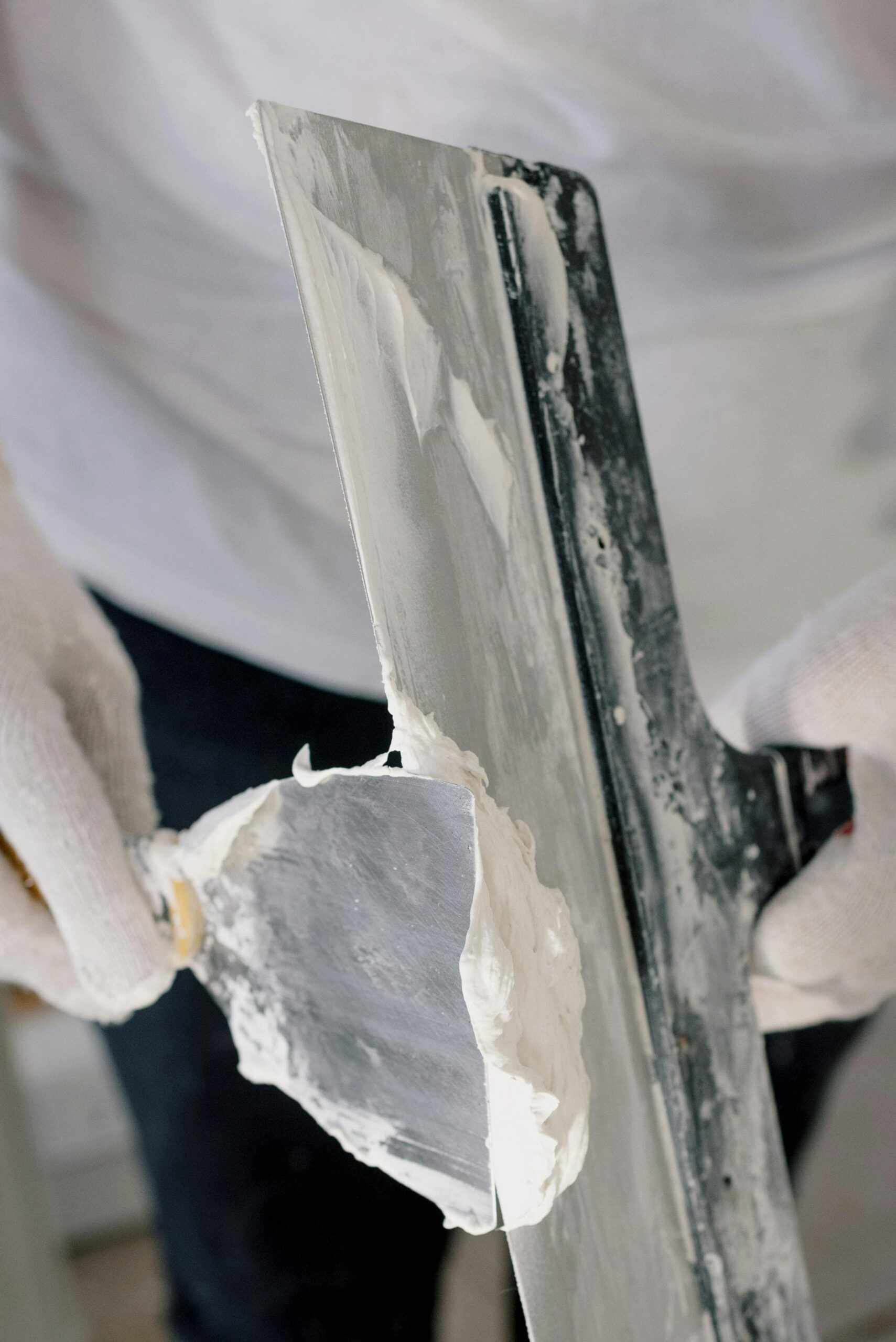render grain size explained on plastering trowel with external rendering material