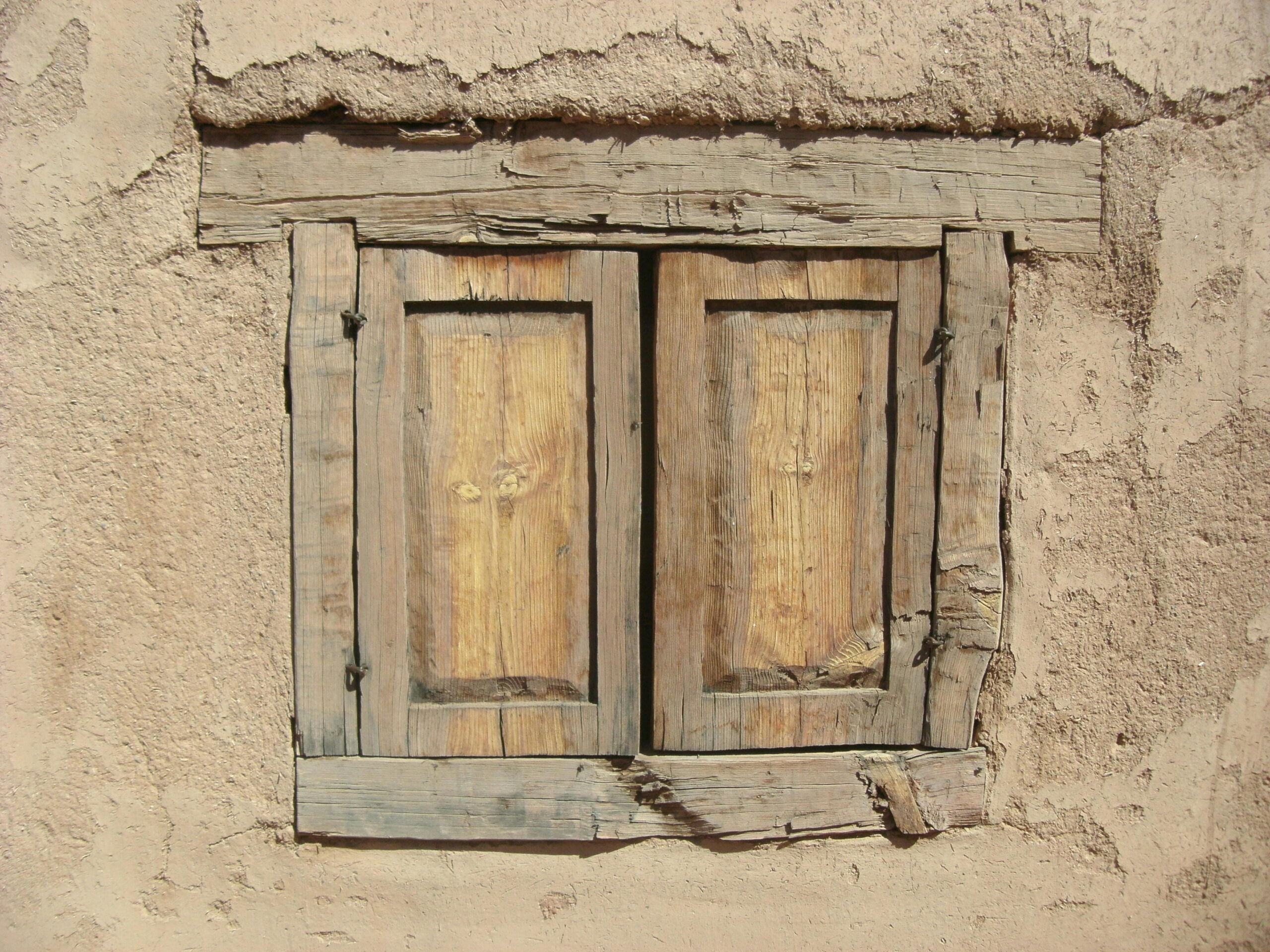 edge sealing when taping EPS boards around wooden window shutter on rendered exterior wall