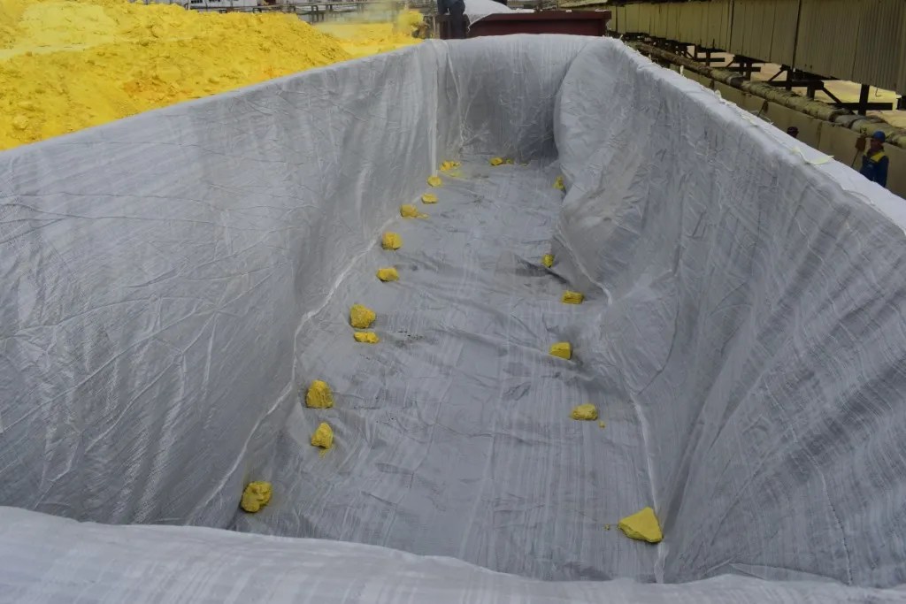 transport of sulphur in open-top gondola railcars,
