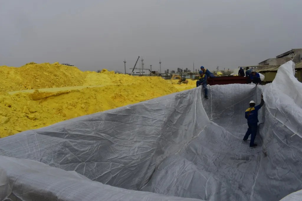 bulk sulphur transportation in open-top gondola railcars (with wagon liners);