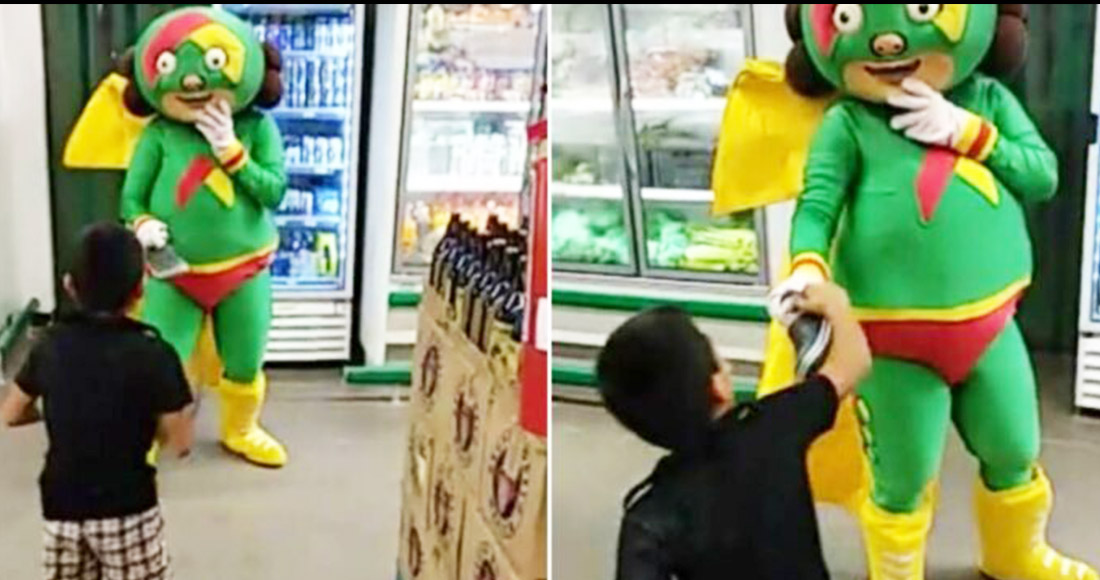 VIDEO: Amistoso encuentro entre un niño y botarga de “mamá Lucha” se hace viral en las redes sociales