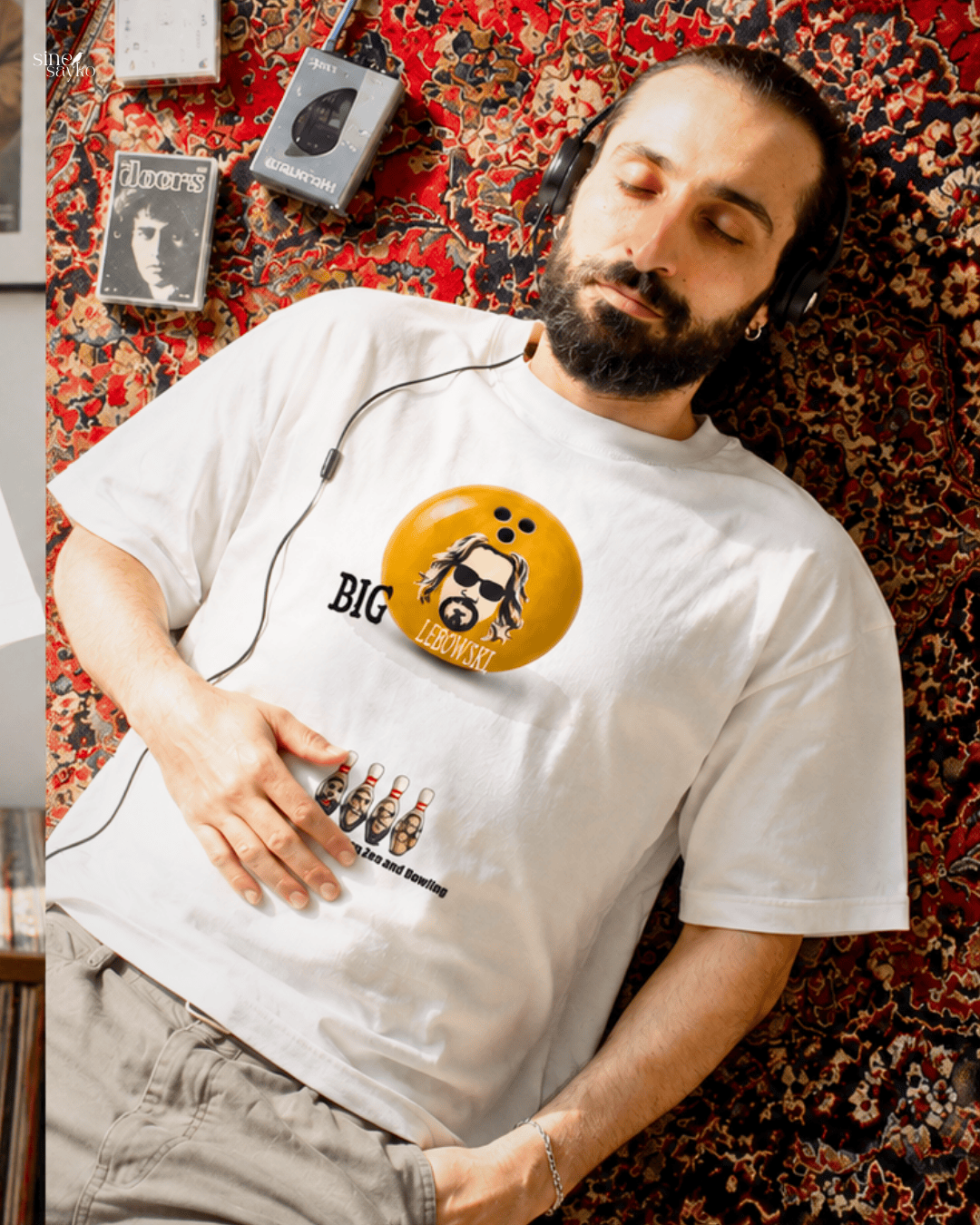 BIG LEBOWSKİ  OVERSİZE İNCE KUMAŞ BEYAZ T-SHİRT (SARI DESENLİ)