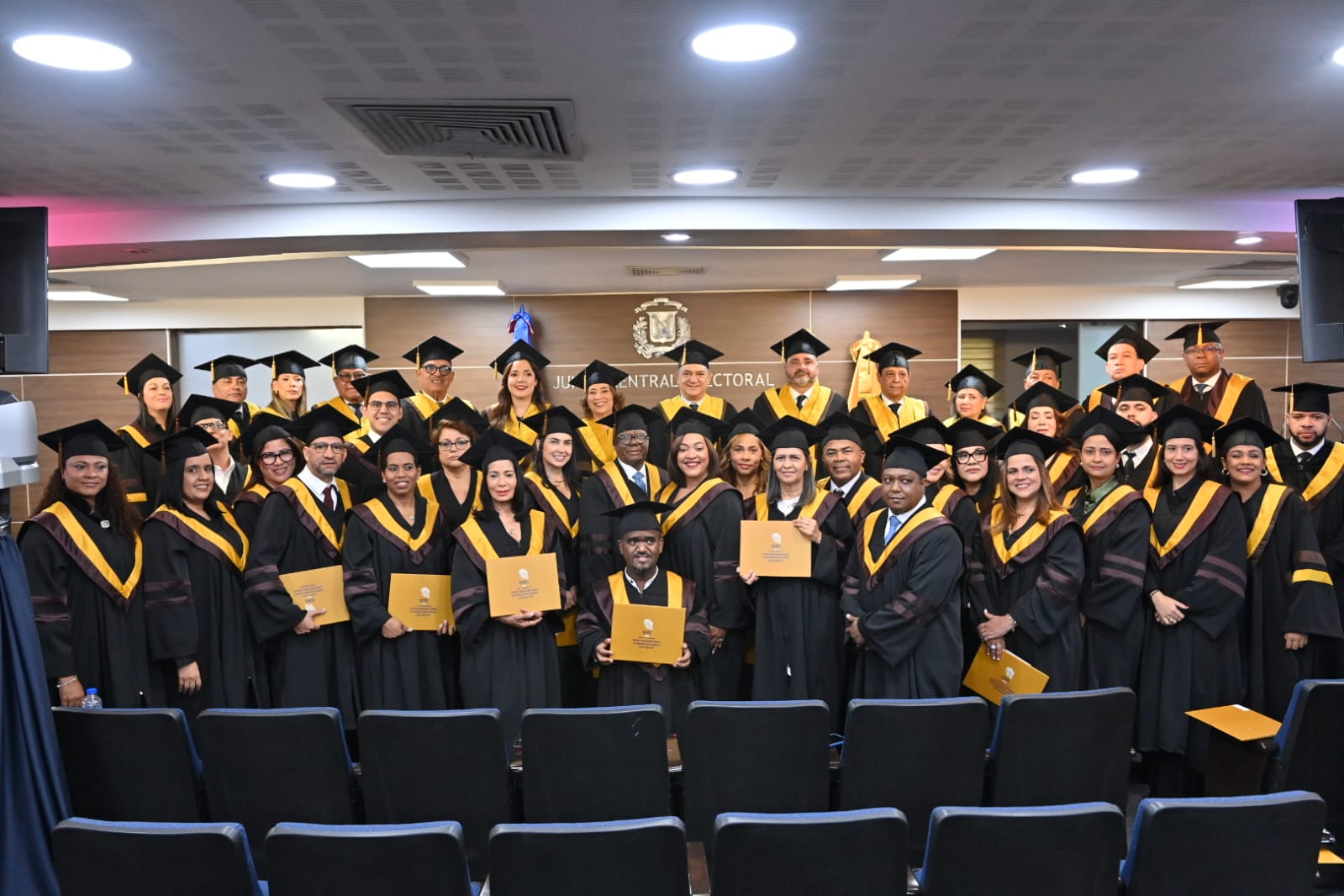 JCE- IESPEC celebra primera graduación ordinaria de Especialidad en Administración Política Electoral y anuncia “Cátedra Magistral Abigail Mejía”