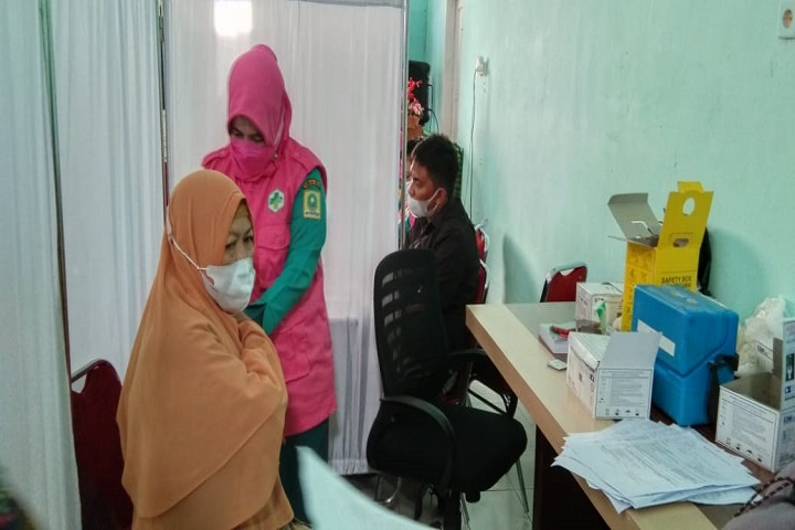 Bahkan banyak sekali anak lulusan sma, masih kuliah kelas online / karyawan sudah menjadi pengajar . Guru Paud Di Sinjai Antusias Ikuti Vaksinasi I Sinjai Info