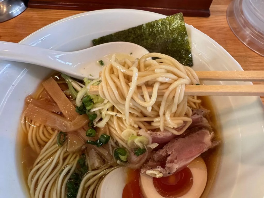 丸鶏旨味味玉中華そばの麺