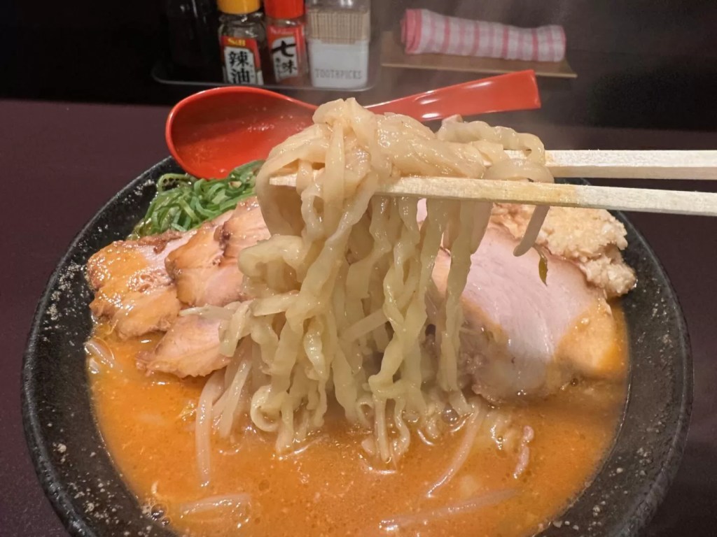 麺屋はじめさんの心麺（コラボラーメン）の手揉み太麺