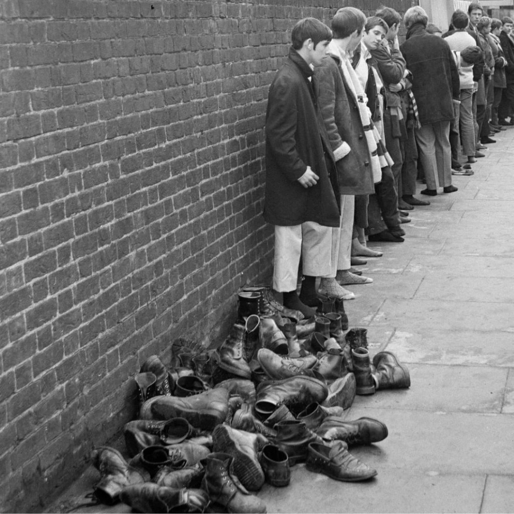 Suedeheads con las botas confiscadas por la policía. 1970