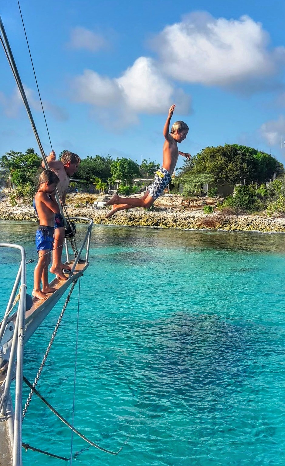 Kids having fun jumping off the boat in an idyllic location is the boating family dream, but make sure you're prepared: first aid and boating instruction will give you confidence and guide you when things get challenging