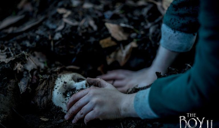 Katie Holmes é aterrorizada em novo trailer de “Boneco do Mal 2”