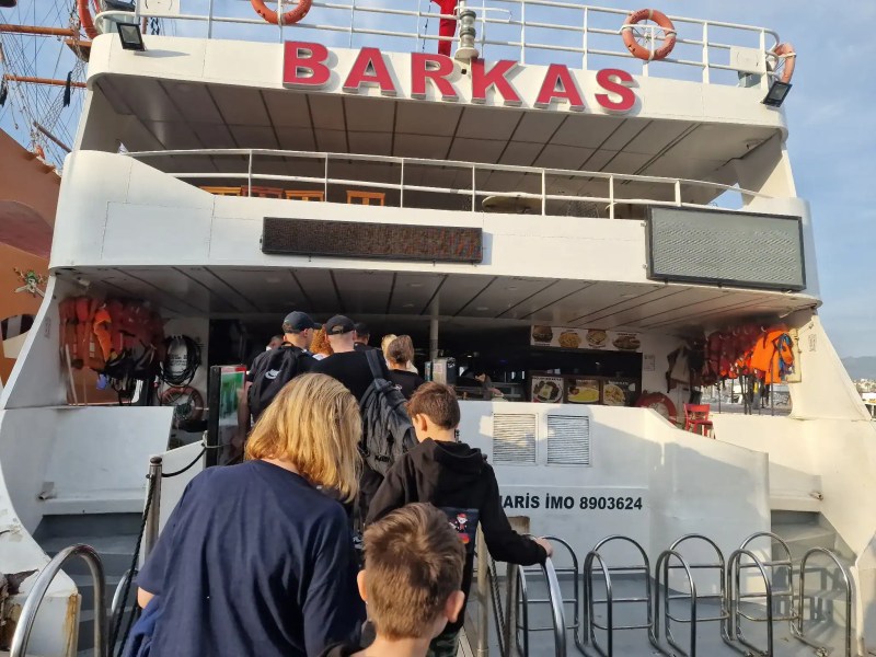 Family boarding the Barkas boat
