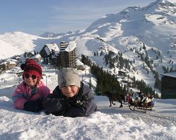 Avoriaz_children_in_snow_with_sleigh