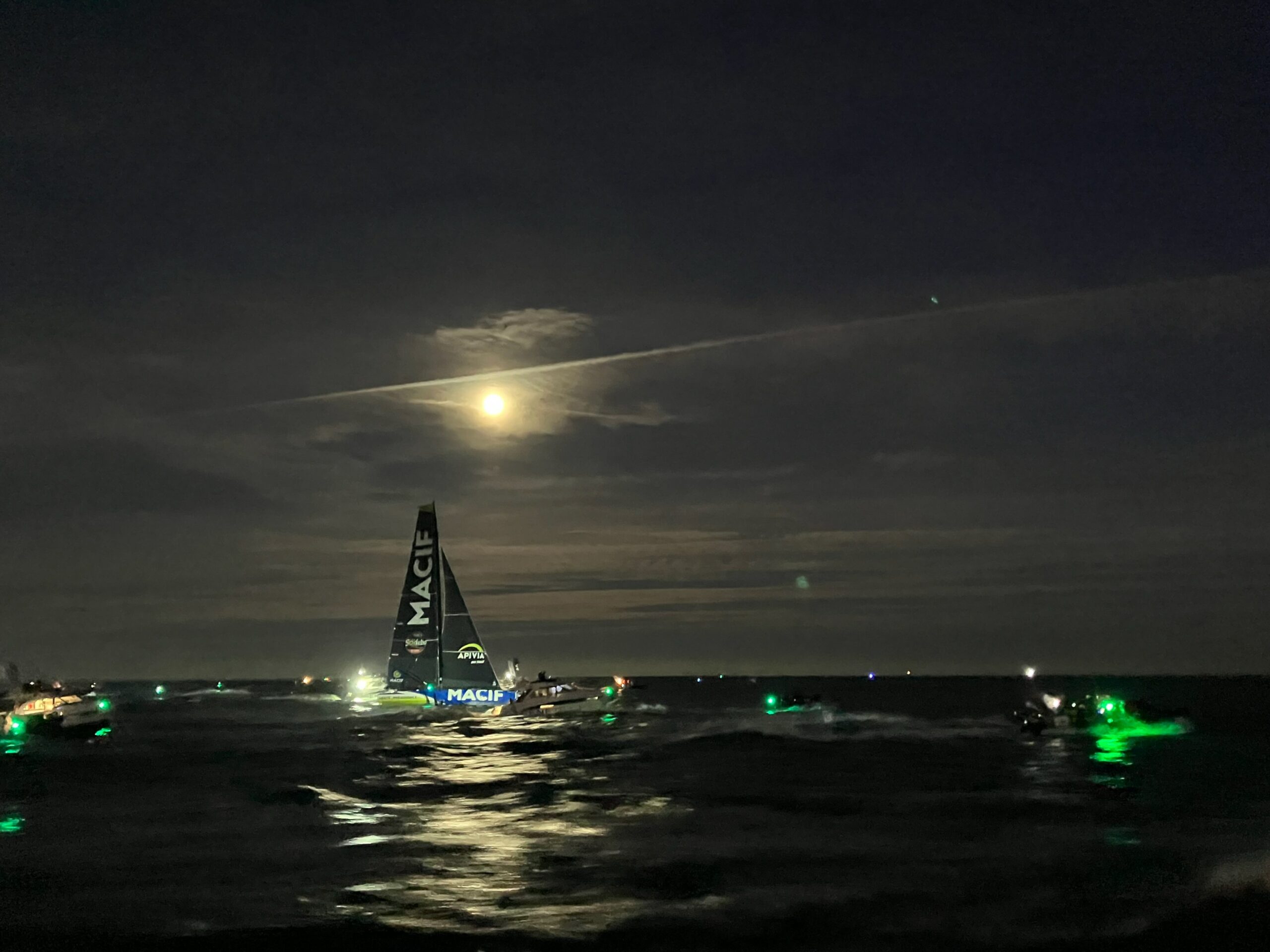 Charlie Dalin sur son voilier Maif arrive en vainqueur du Vendée Globe aux Sables d'Olonne.