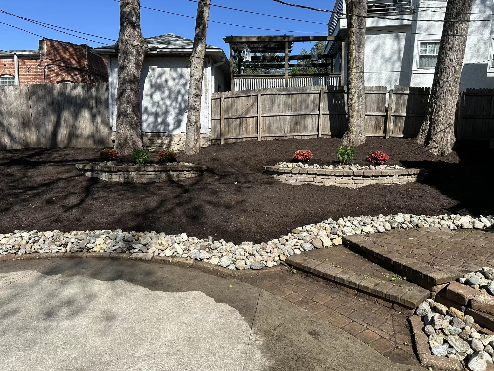 mulch-beds-plant-flowers-landscaping-KC-Kansas-City-KCMO