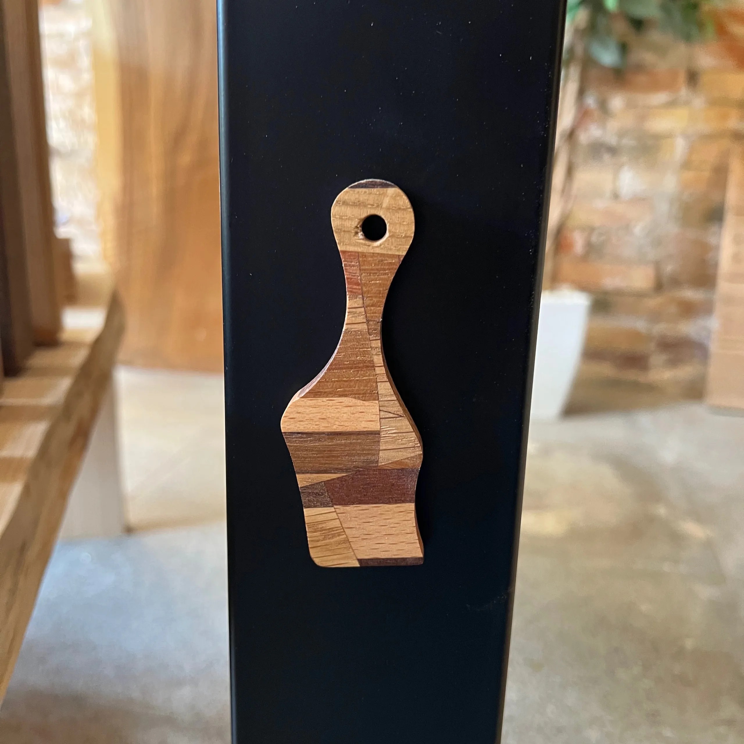 Llavero de madera artesanal con imán