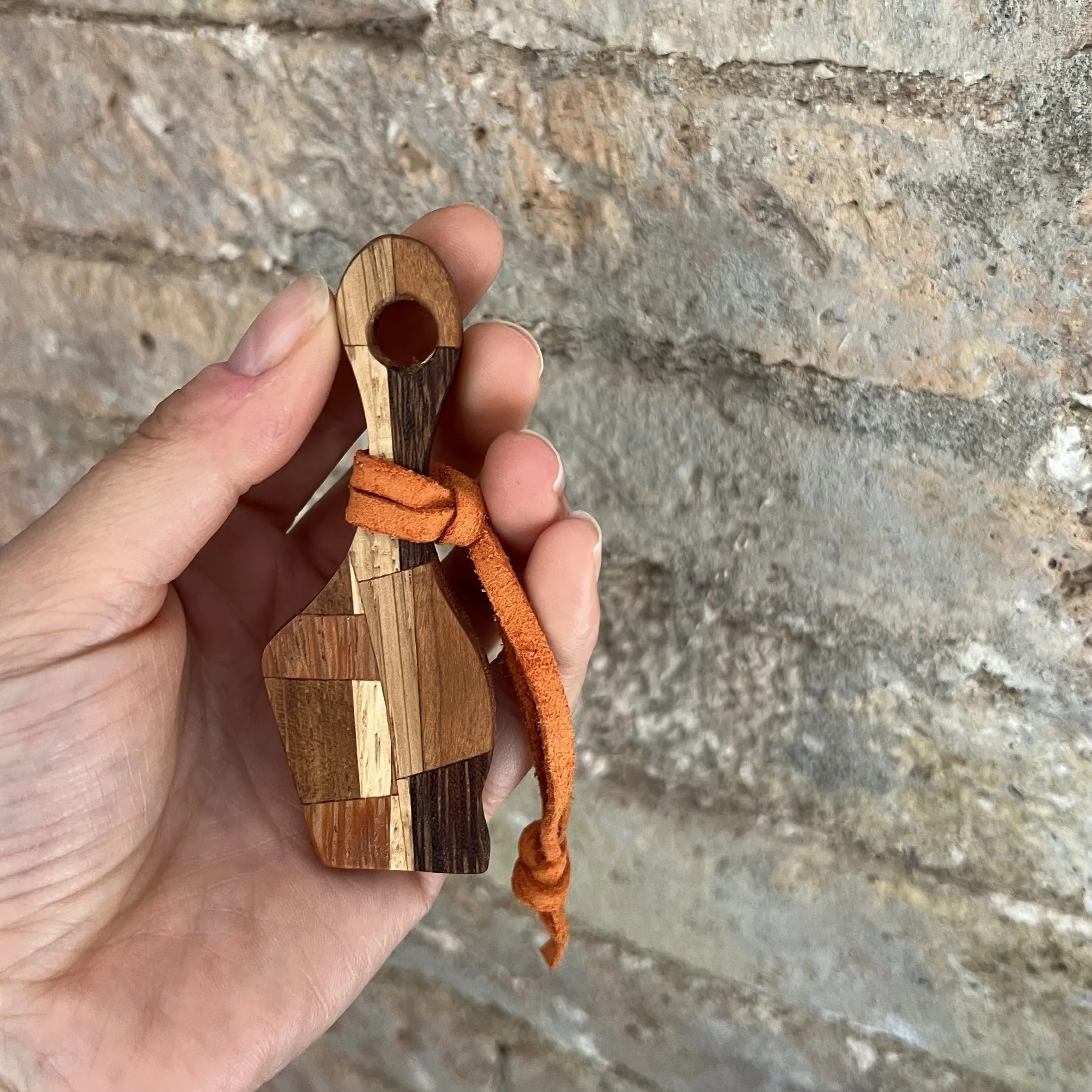 Llavero de madera artesanal con imán