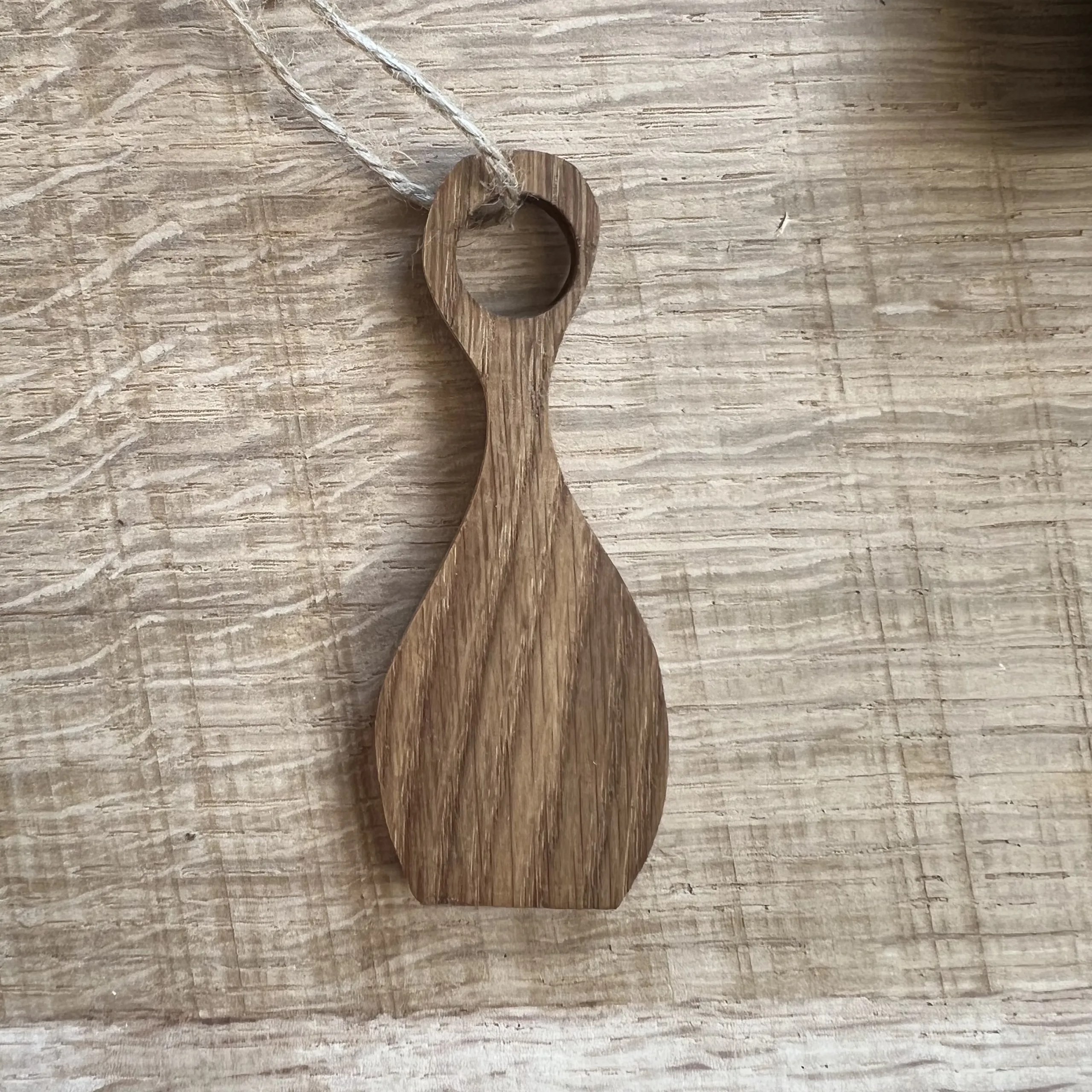 Llavero de madera artesanal con imán