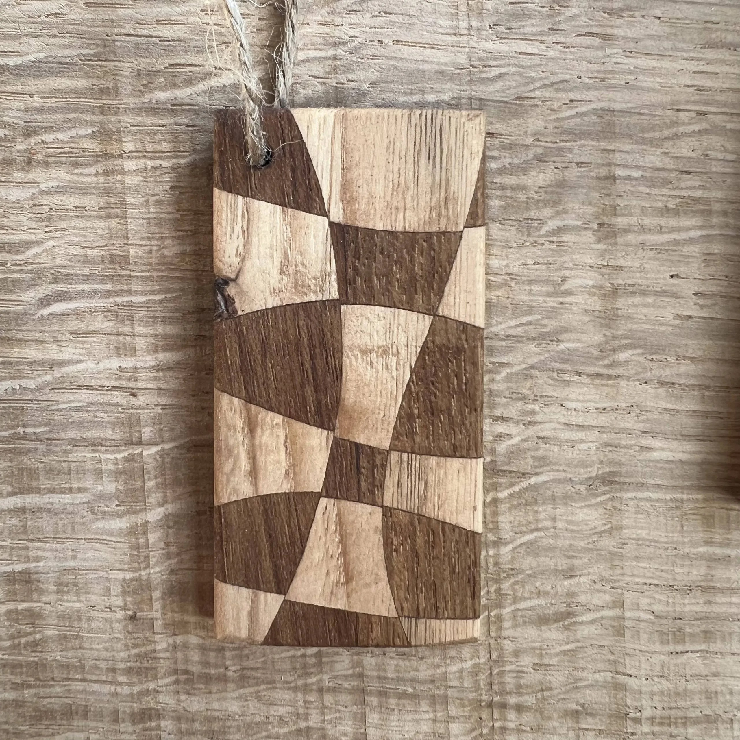 Llavero de madera artesanal con imán