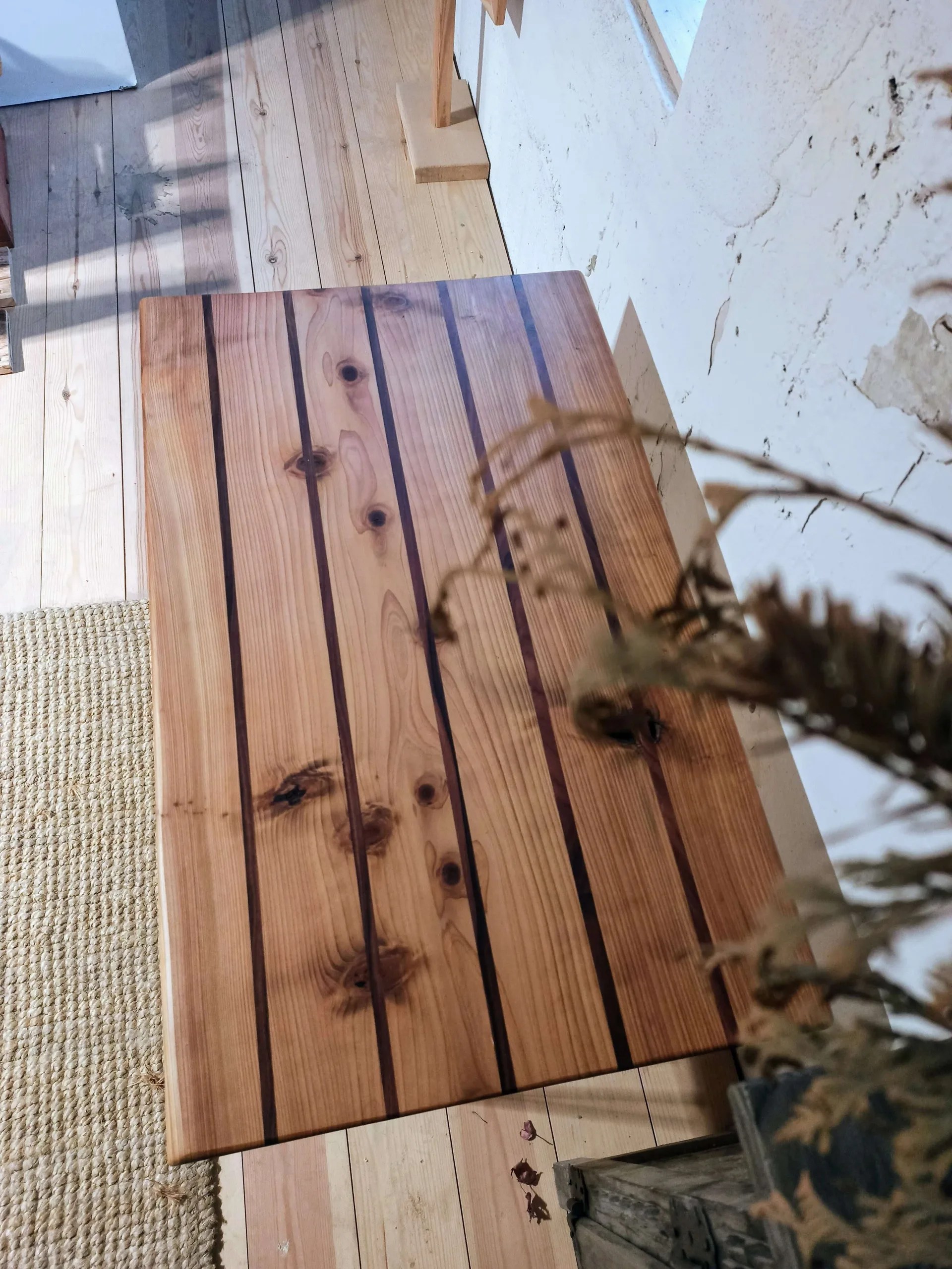 Mesa de centro artesanal en madera de ciprés