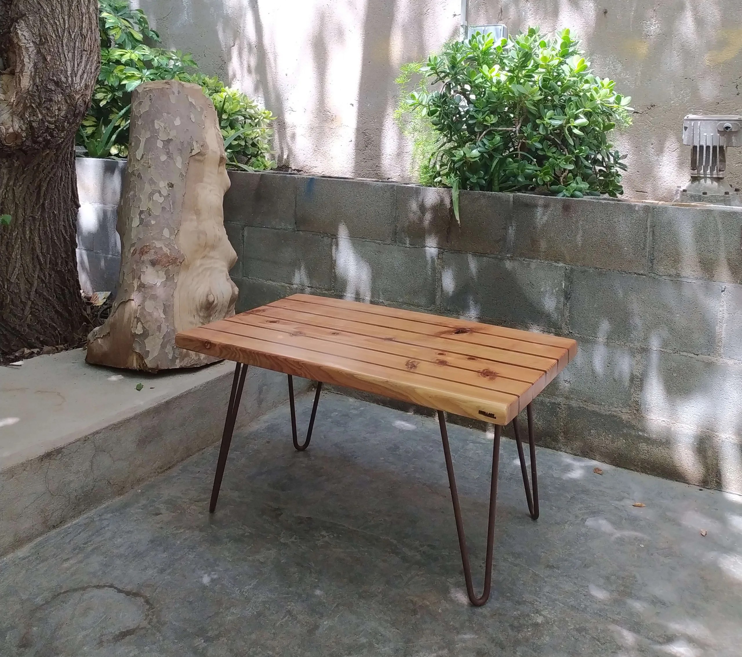Mesa de centro artesanal en madera de ciprés