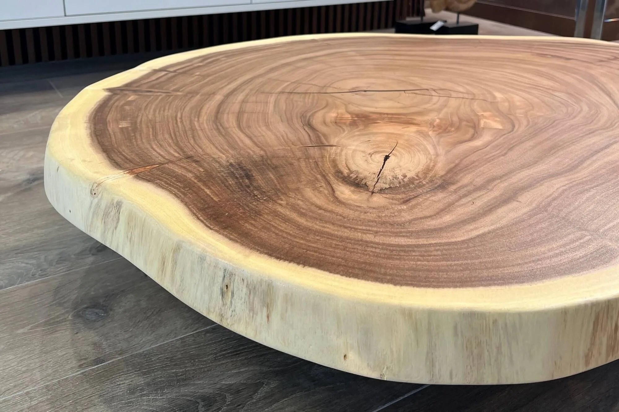 Mesa baja con cantos vivos en Amberwood