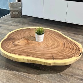 Mesa baja con cantos vivos en Amberwood