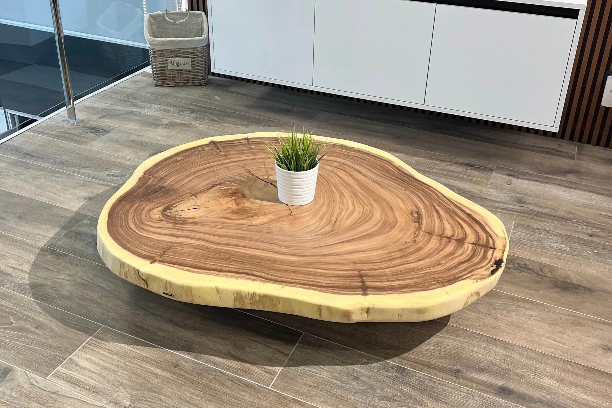 Mesa baja con cantos vivos en Amberwood