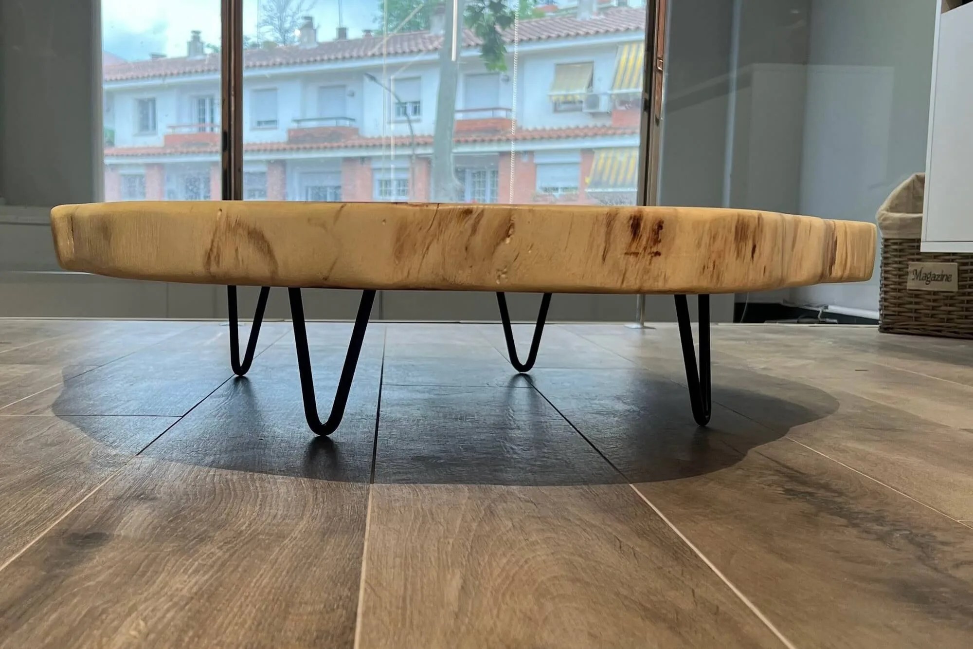 Mesa baja con cantos vivos en Amberwood