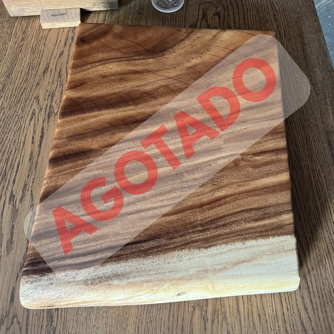Tabla de cocina en madera tropical maciza con pies