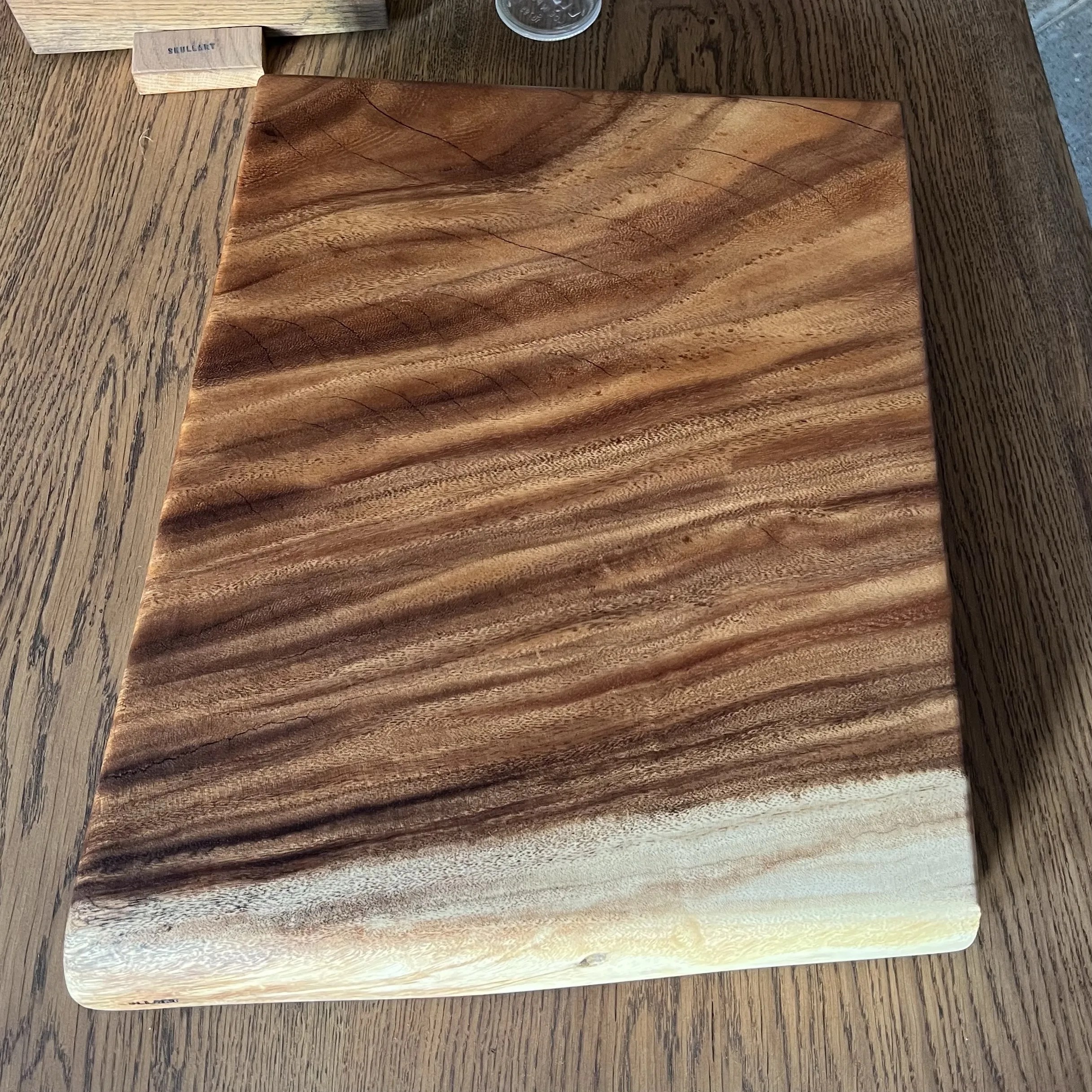 Tabla de cocina en madera tropical maciza con pies