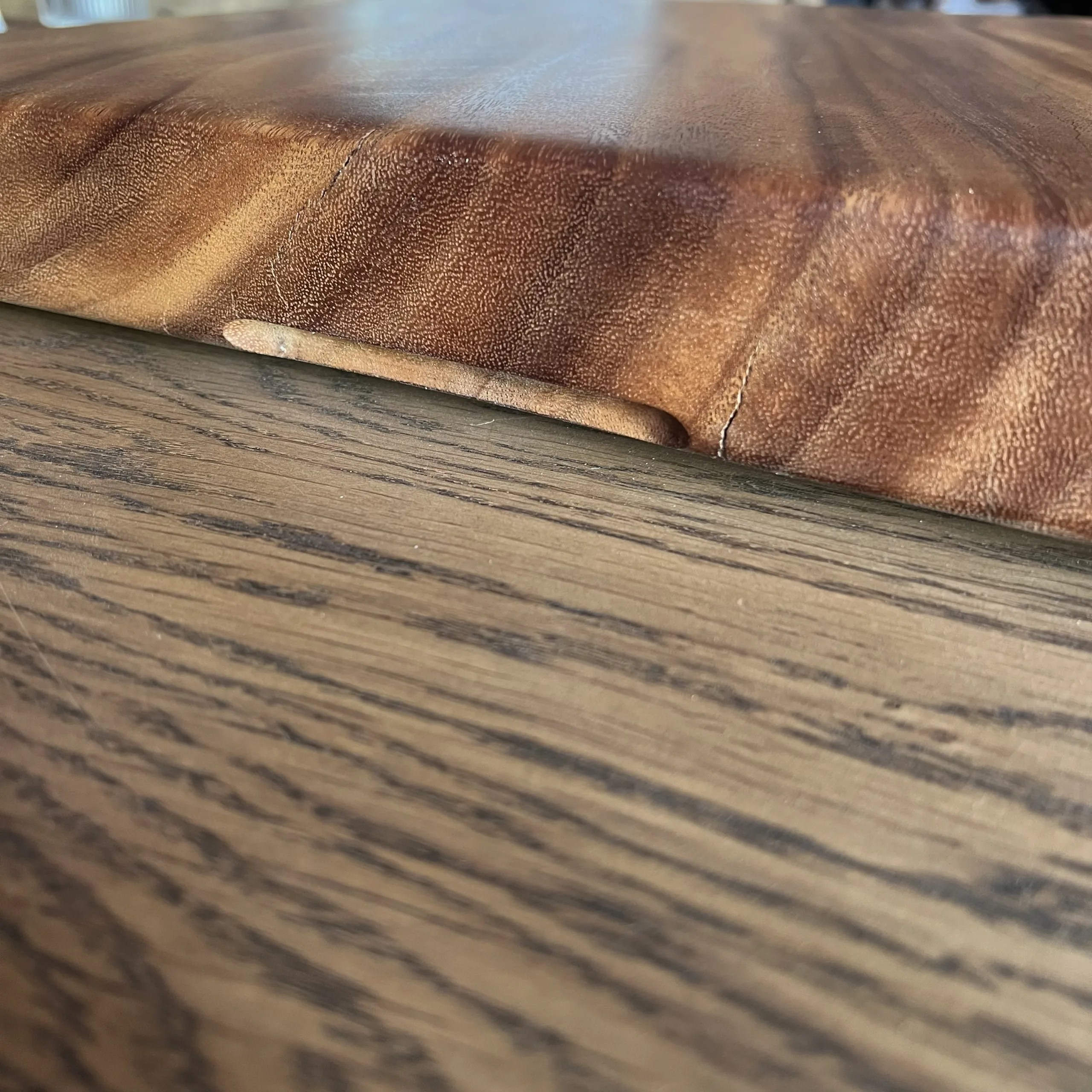 Tabla de cocina en madera tropical maciza con pies