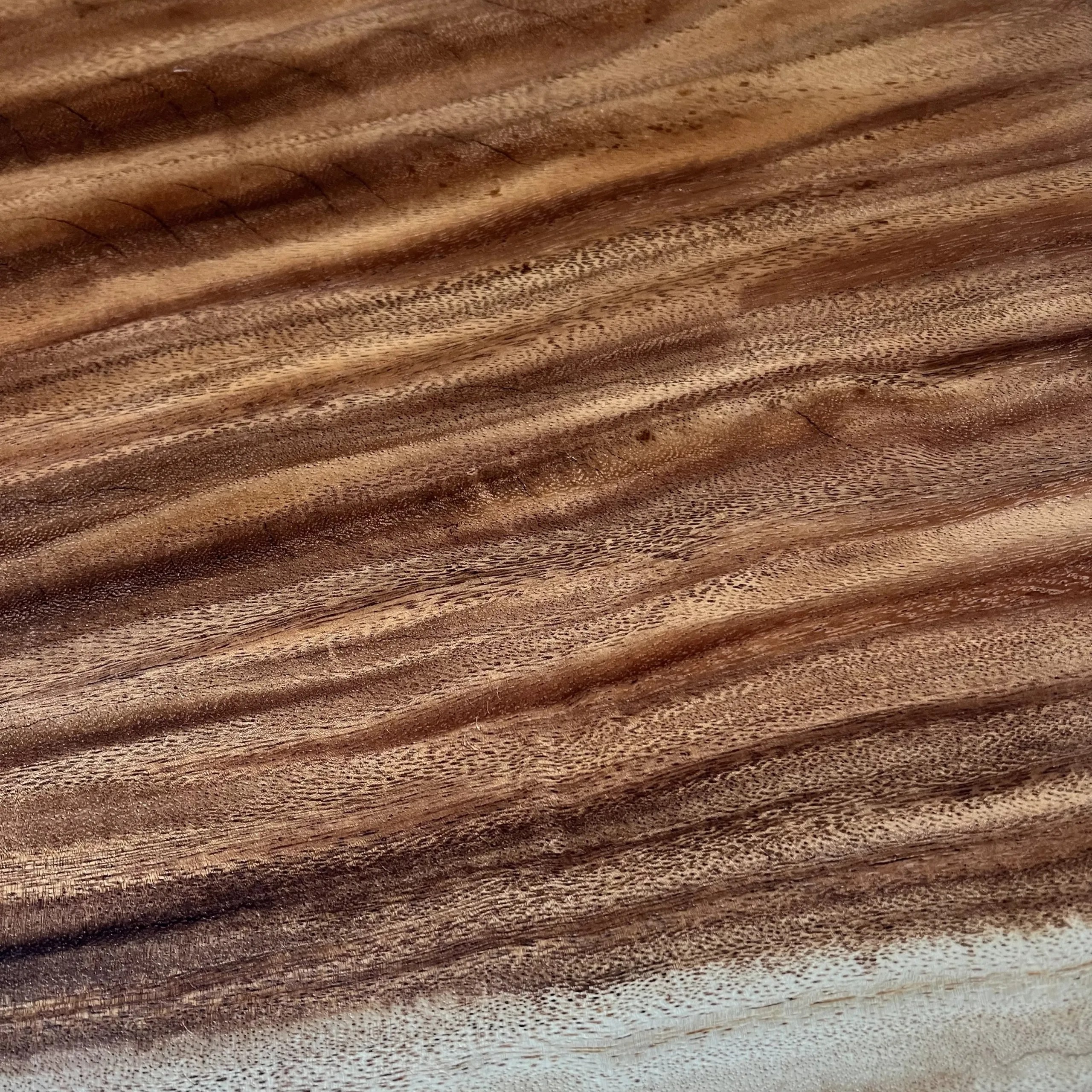 Tabla de cocina en madera tropical maciza con pies