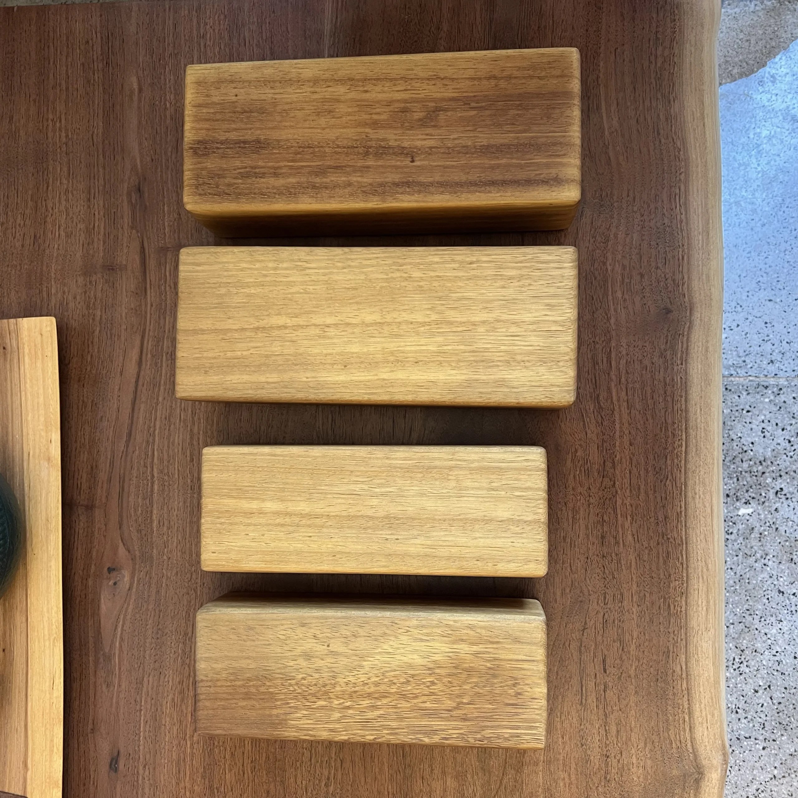 Ladrillo de yoga de madera maciza (iroko)