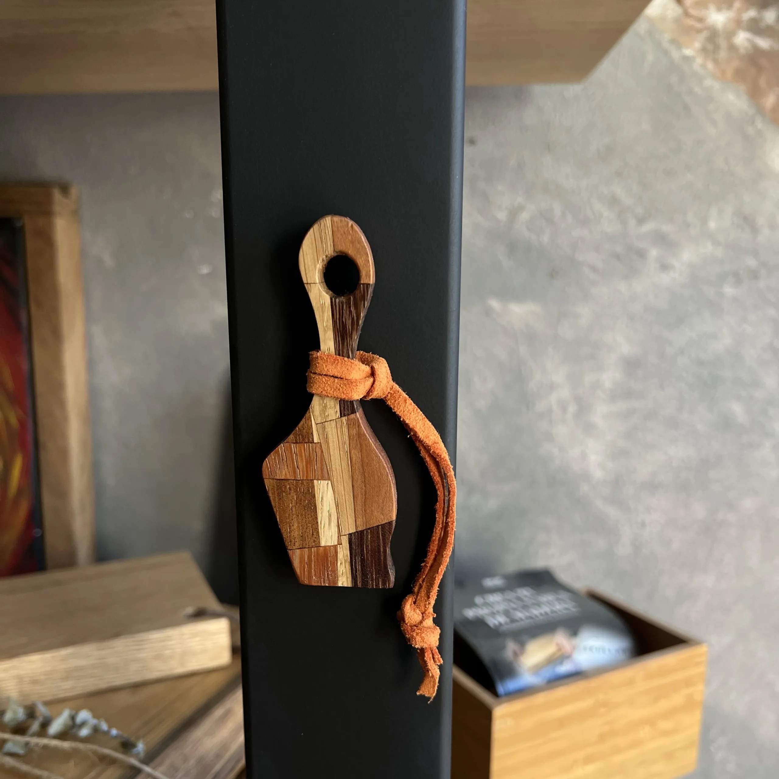 Llavero de madera artesanal con imán
