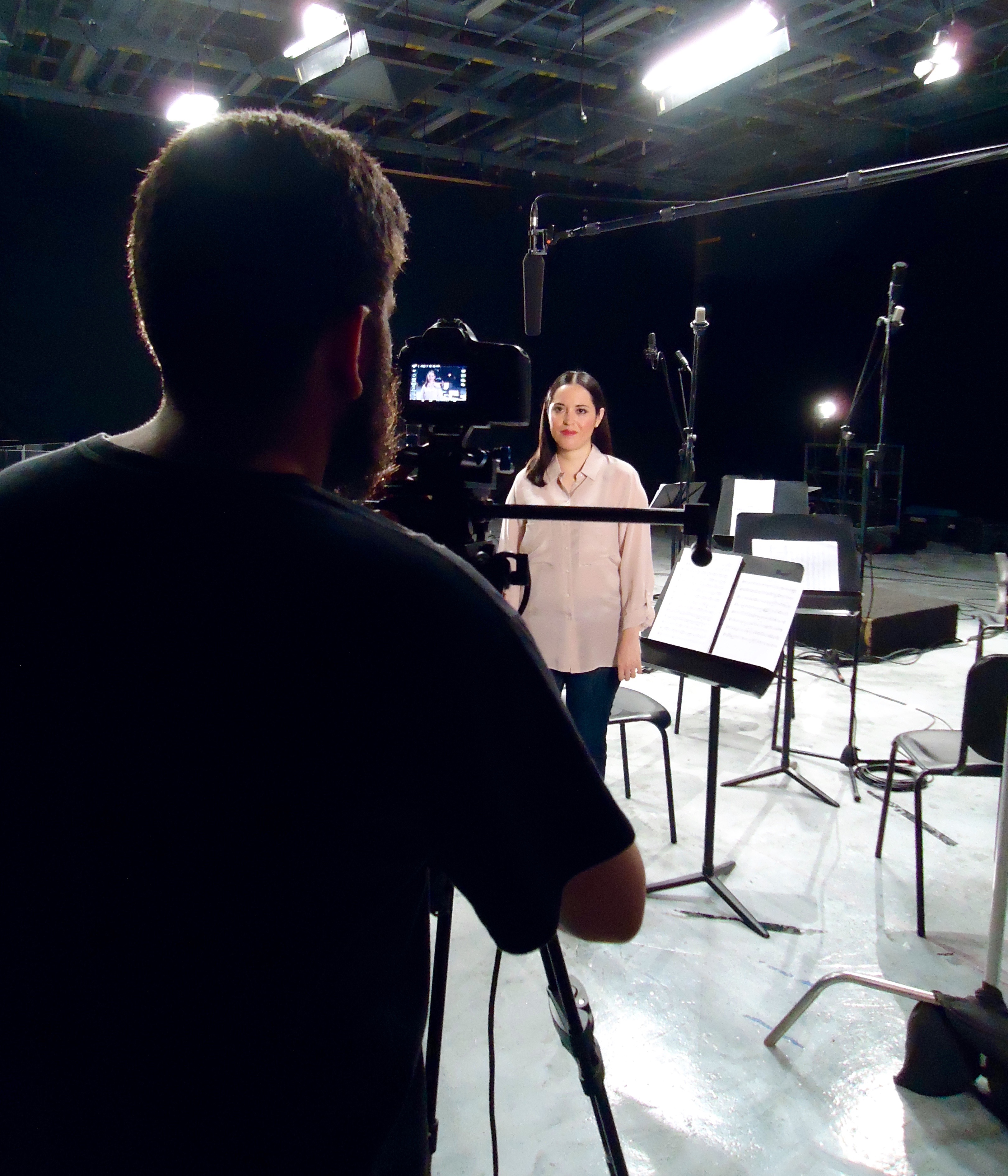 Isabel Camacho - En la grabación del video - skynotestudio.com