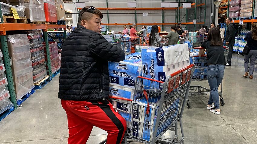 Що при цьому відбувається з курсом валют? Coronavirus essentials: Is stocking up on toilet paper