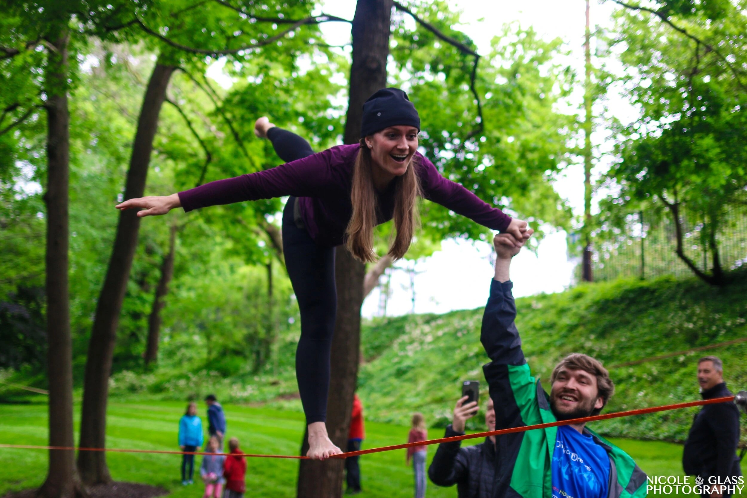 Parkta slackline üzerinde denge kuran sporcu
