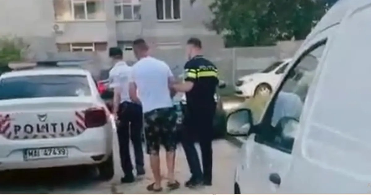 Politisti il escorteaza pe acuzat la masina politiei