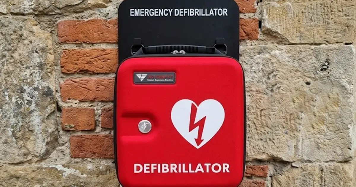 Defibrilator extern automat destinat intervențiilor în caz de stop cardiac