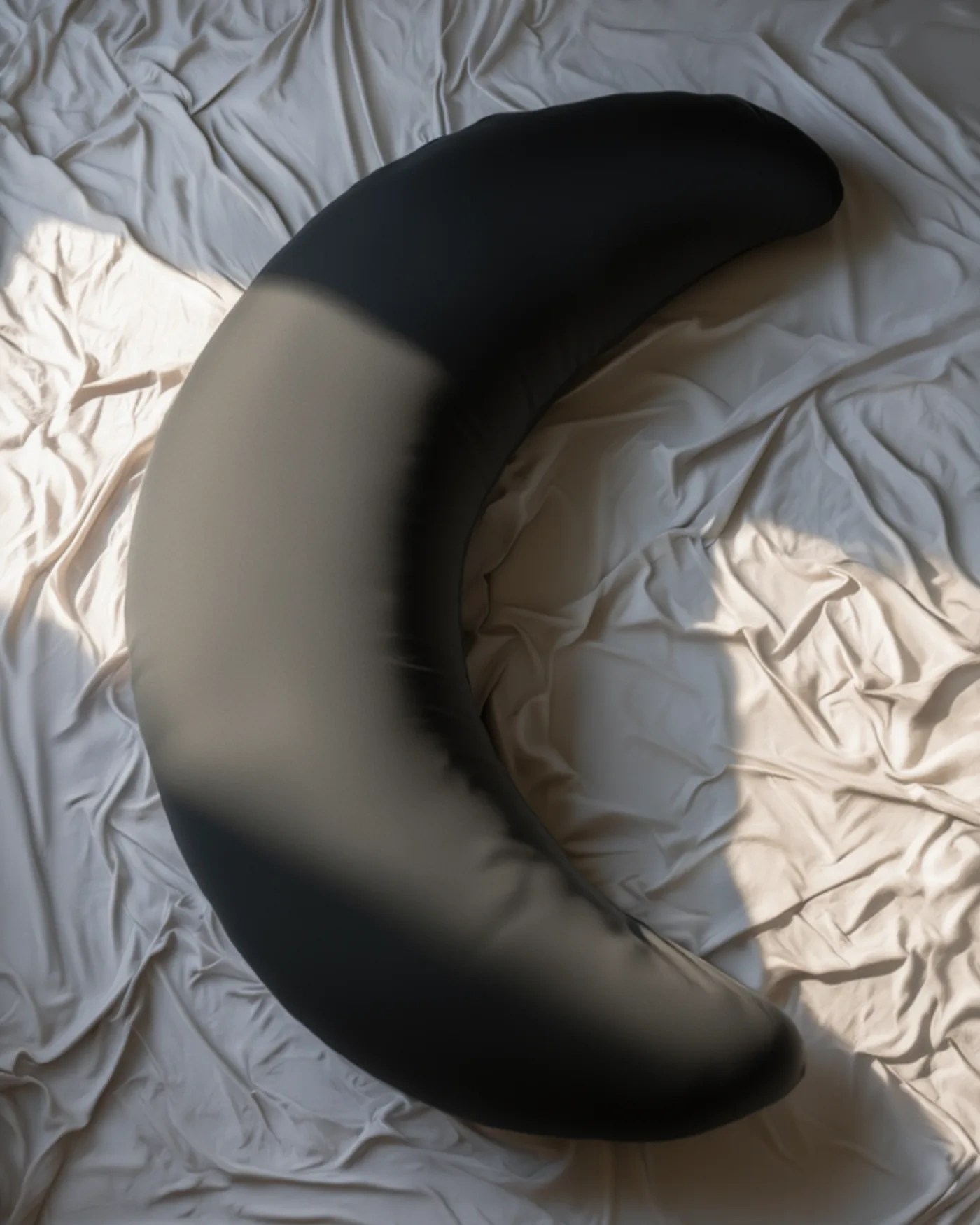 Die Sichelform des SleepSpoon in Anthrazit