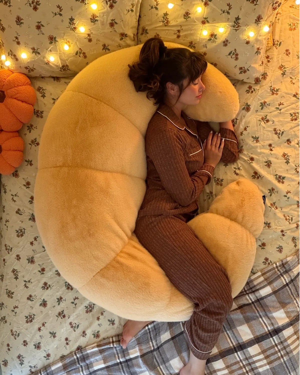Körperkissen Croissant, umarmt im Bett