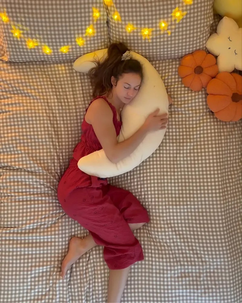 Mini Spoon Kuschelkissen in Gelb gestreift, im Arm gehalten