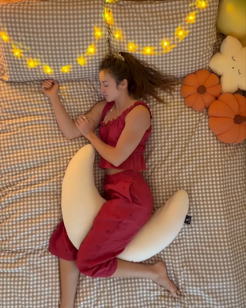 Mini Spoon auf dem Sofa, angelehnt