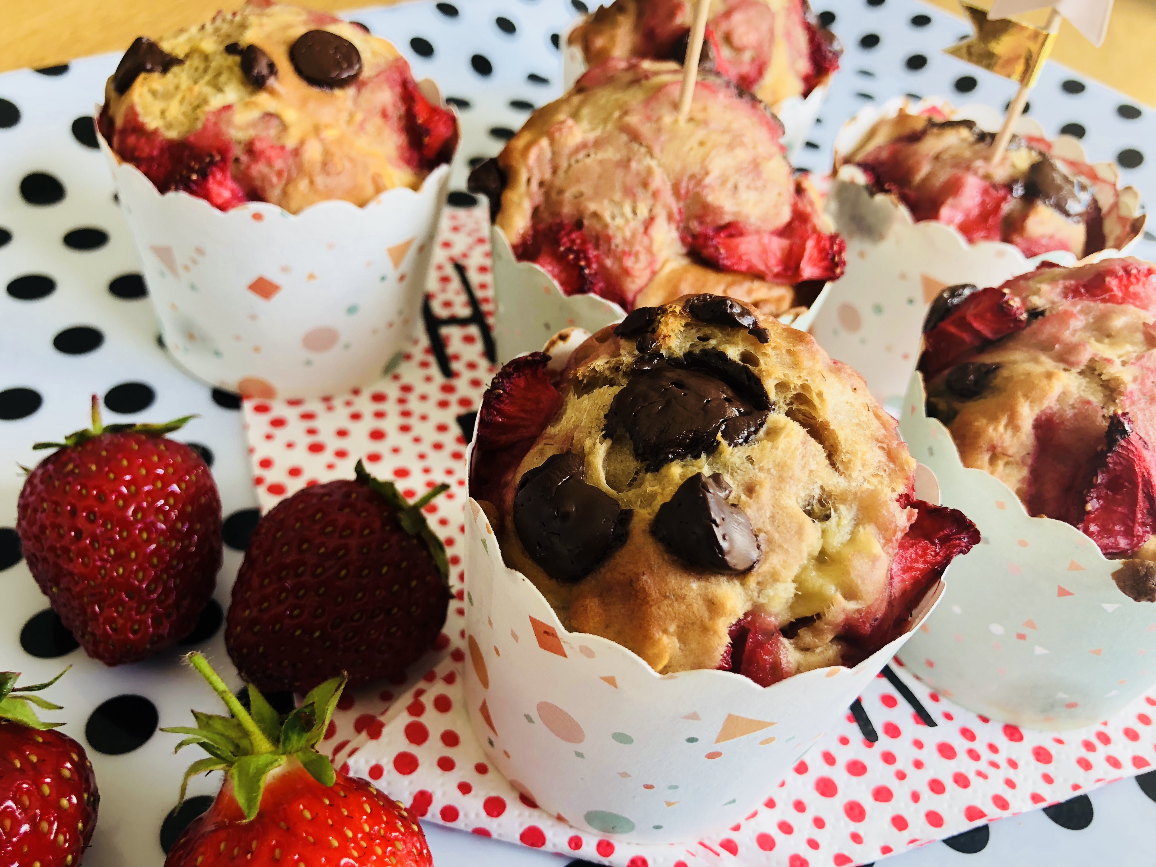 muffins med chokolade chips o jordbær. Perfekte til uddeling i dagpleje, vuggestue eller børnehave