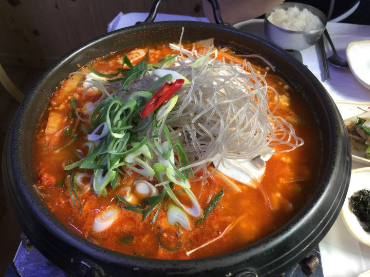 당면과 파, 고추가 듬뿍 올려진 붉은 국물의 순두부 전골.