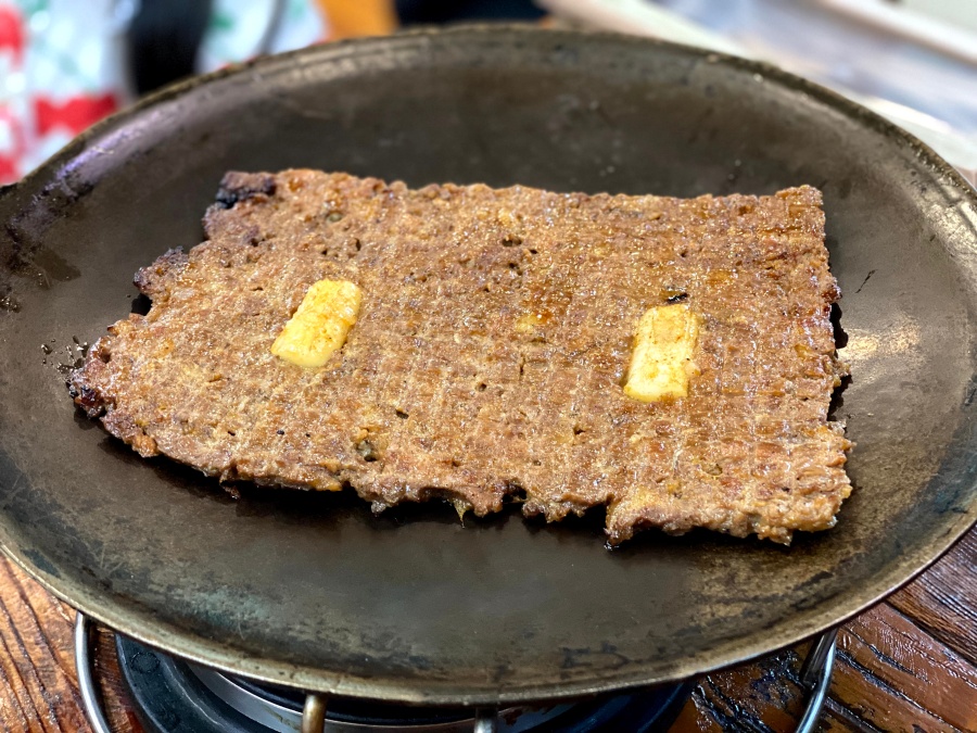철판 위에 구워지고 있는 네모난 모양의 떡갈비